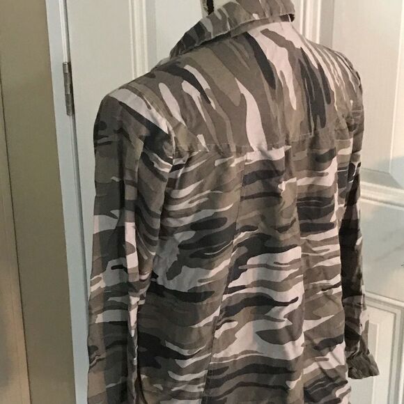 Style Envy Camouflage Green Button Up Blouse Small - Picture 16 of 16